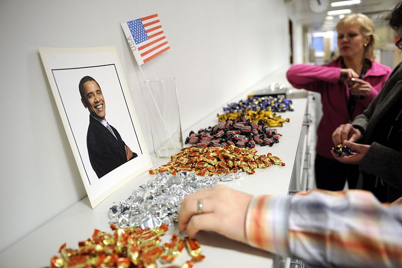 Ciudadanos finlandeses celebran la investidura del nuevo Presidente electo Barack Obama comiendo chocolates en Helsinki