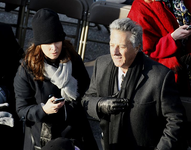 El actor Dustin Hoffman y su esposa, Lisa, llegan al lugar donde se celebrará la investidura de Obama.