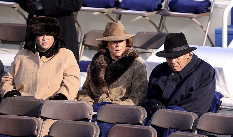 El ex boxeador Muhammad Ali (a la derecha) fotografiado en la grada desde donde presenciará el acto de investidura.