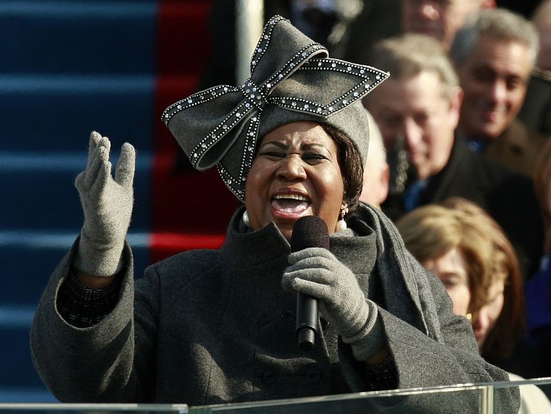 La cantante Aretha Franklin canta durante la ceremonia de investidura.