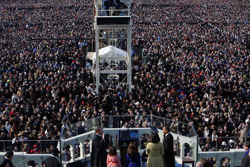Una multitud observa el juramento de Obama como 44 presidente de los EE.UU. en la ceremonia de investidura.