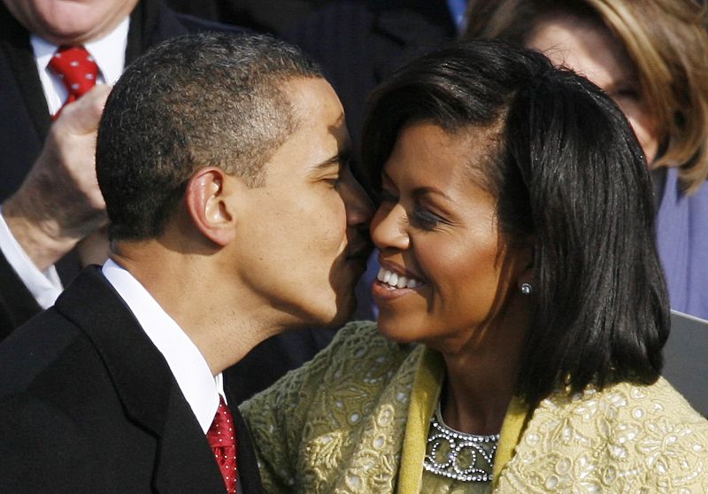Barack Obama besa a su esposa Michelle por primera vez como presidente de Estados Unidos.