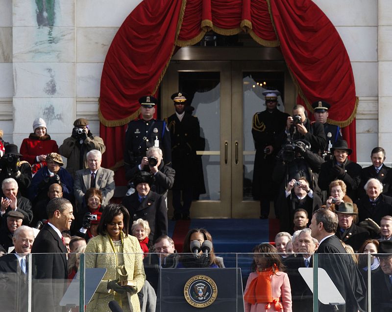 Obama y el resto de asistentes a su juramento sonríen en el momento en el que el nuevo presidente estadounidense ha sufrido un lapsus al hacer el juramento.
