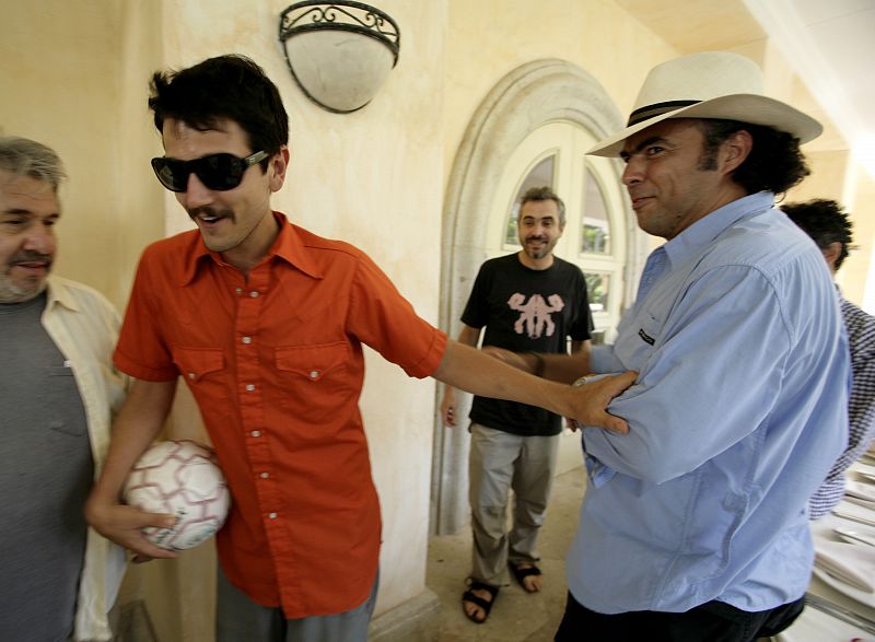 Diego Luna bromea con el director Alejandro González Iñarritu, tras la presentación del filme 'Rudo y Cursi', en junio de 2007.