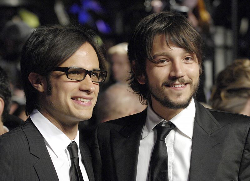 Diego Luna y Gael García Bernal posan en la entrada de la fiesta de Vanity Fair, tras los Oscar de 2007.