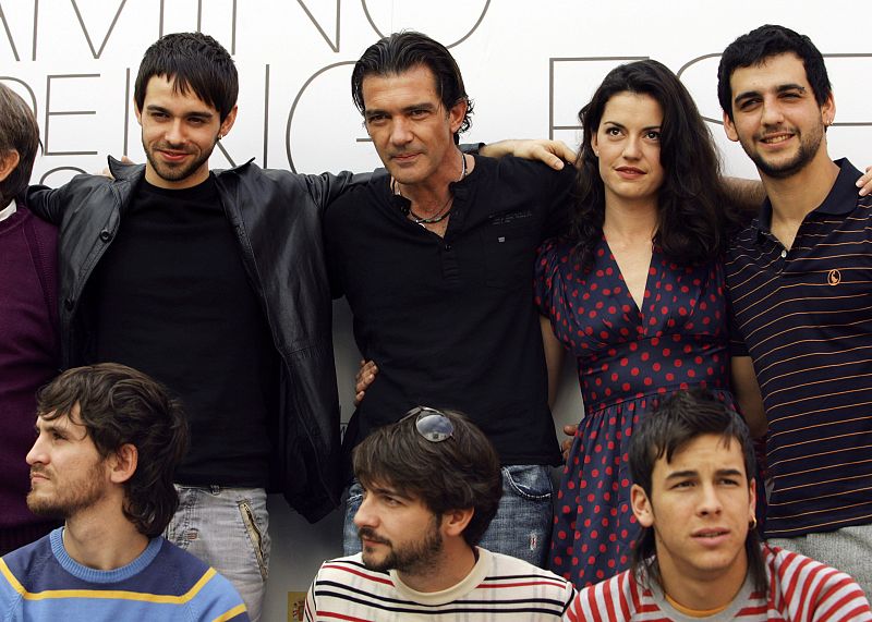 Raúl Arévalo, junto a Alberto Camarilla, Antonio Banderas, María Ruiz, Fran Perea, Felix Gómez y Mario Casas, durante el estreno de 'El camino de los ingleses'.