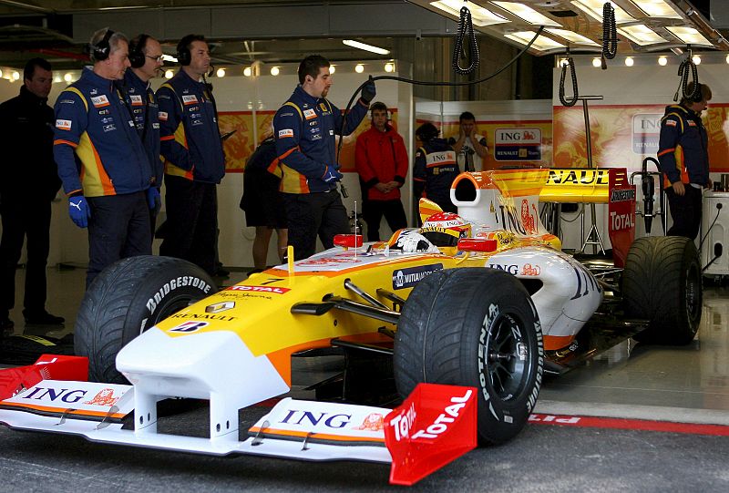 Alonso sale de boxes al volante de su R29 en Portimao.