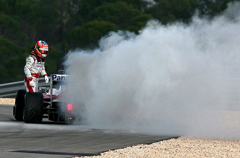 Timo Glock tuvo que abandonar su monoplaza tras incendiarse su motor en la sesión de pruebas.