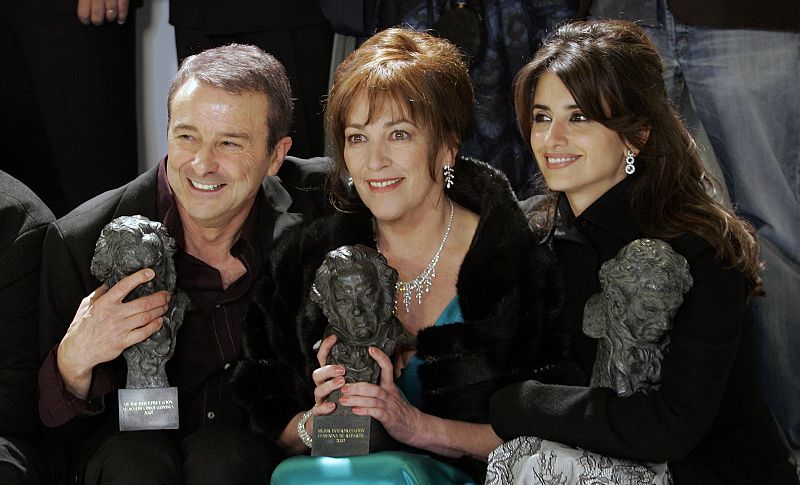 Penélope Cruz  junto a Carmen Maura y Juan Diego  tras la entrega de los Goya en 2007.