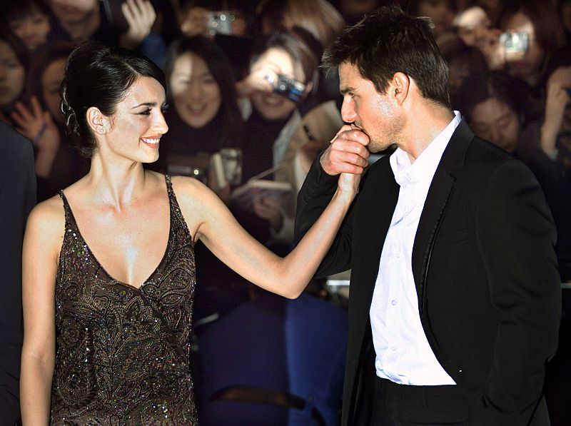 El actor norteamericano Tom Cruise besa en la mano a la actriz española Penélope Cruz durante un estreno cinematográfico en Hollywood.