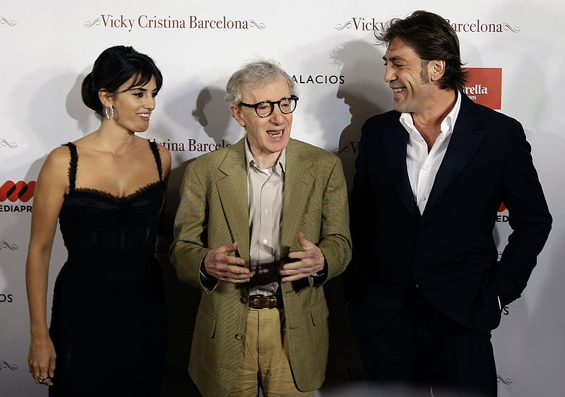 Los actores españoles más internacionales Penélope Cruz y Javier Bardem posando en el photocall junto a Woody Allen en el estreno de su última película "Vicky Cristina Barcelona" en la ciudad condal.