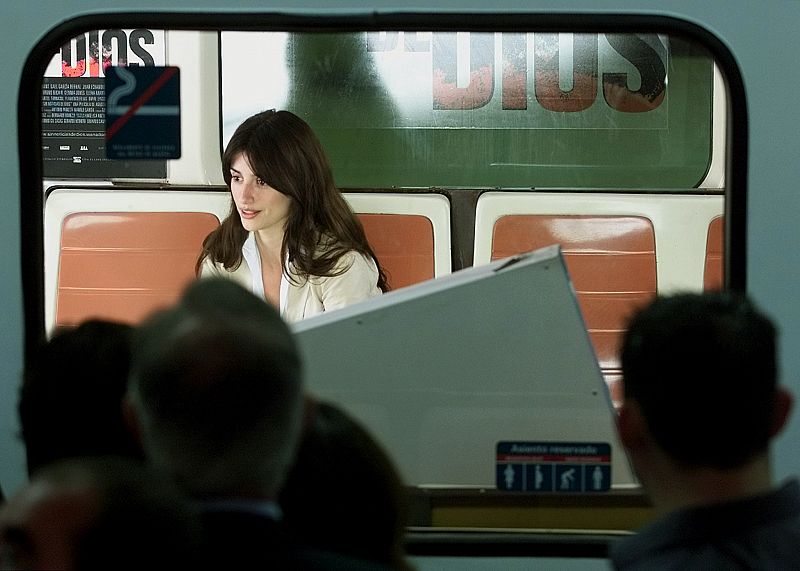 La actriz española Penélope Cruz ofreciendo una entrevista dentro de un vagón de metro.