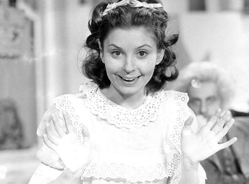 La actriz Tina Sainz en una imagen muy juvenil vestida de niña