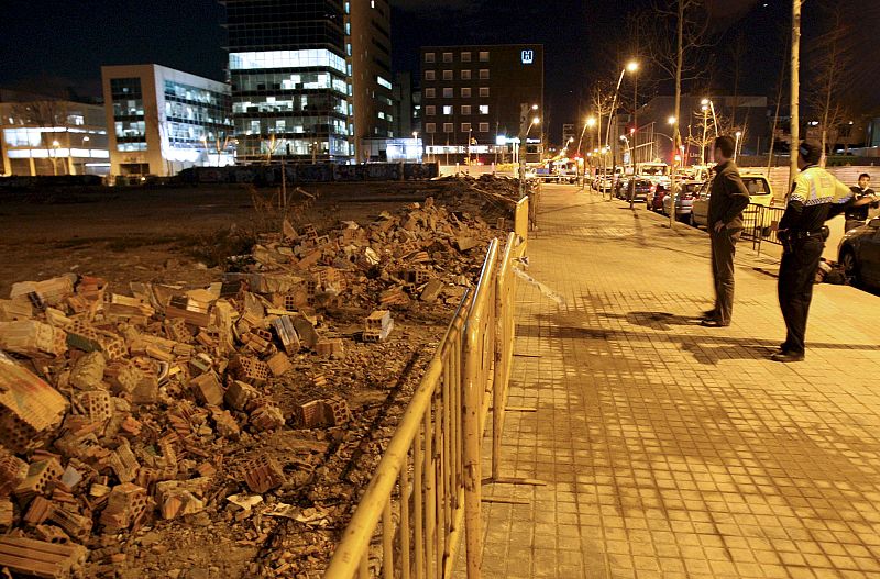 UNA MUJER FALLECE AL CAERLE ENCIMA PARTE DE UN MURO POR EL VIENTO