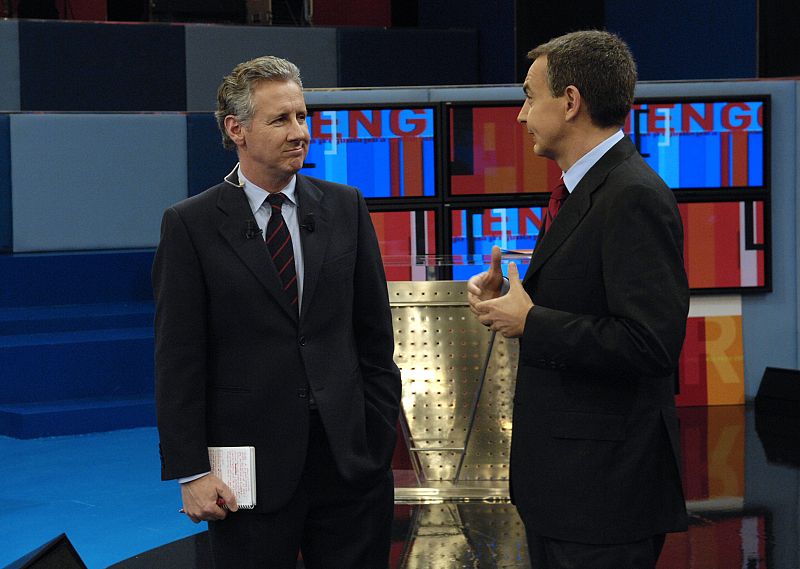 Zapatero conversa relajadamente con Lorenzo Milá antes de someterse a las preguntas de los ciudadanos