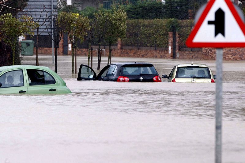 Calles de Castro Urdiales anegadas de agua tras el desbordamiento del río Brazomar.