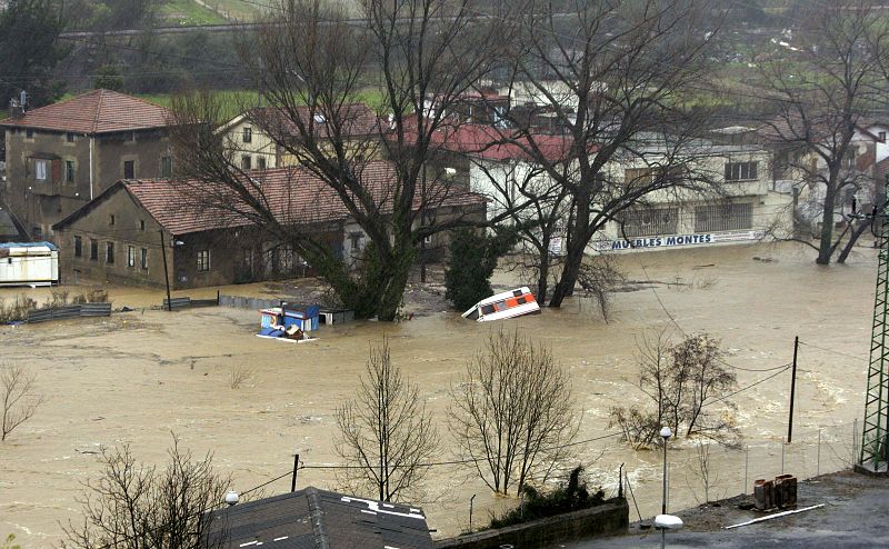Desbordamiento del río Cadagua a su paso por el municipio vizcaíno de Alonsótegi por las fuertes lluvias.