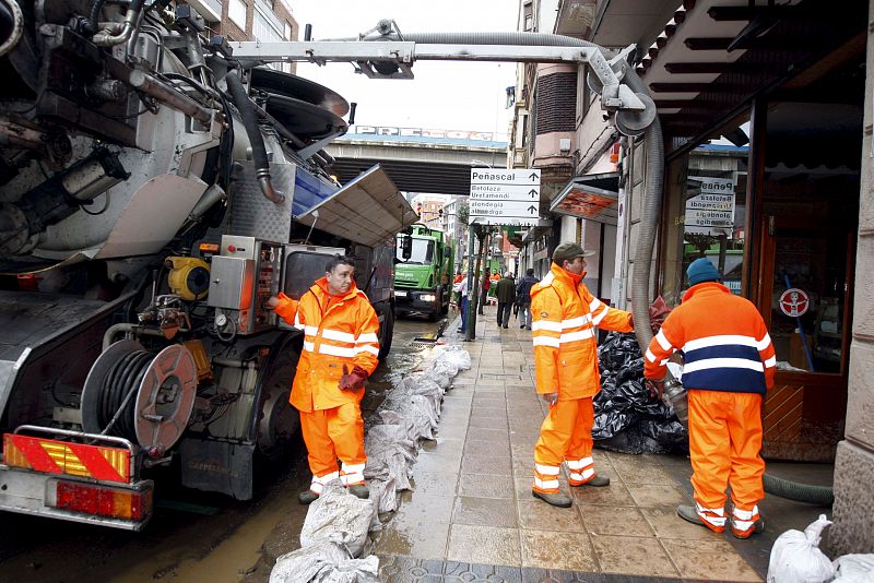 Varios operarios limpian las calles del barrio bilbaíno de Rekalde.