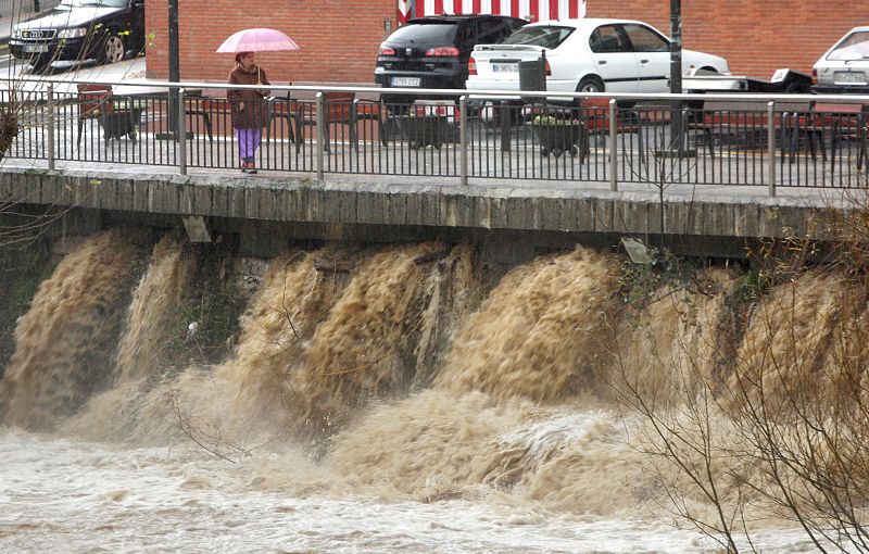 Desbordamiento del río Cadagua a su paso por el municipio vizcaíno de Alonsótegi.