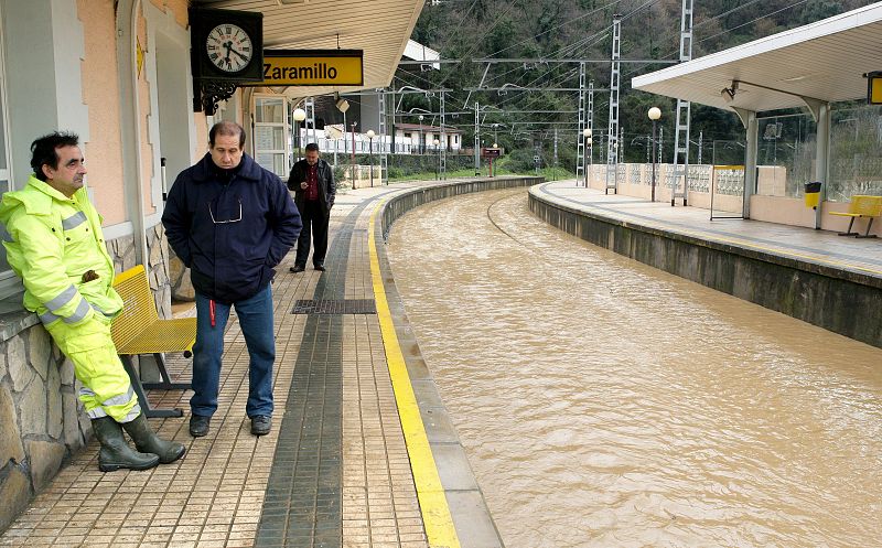 El agua del río Cadagua inunda la línea férrea en el municipio vizcaíno de Güeñes.