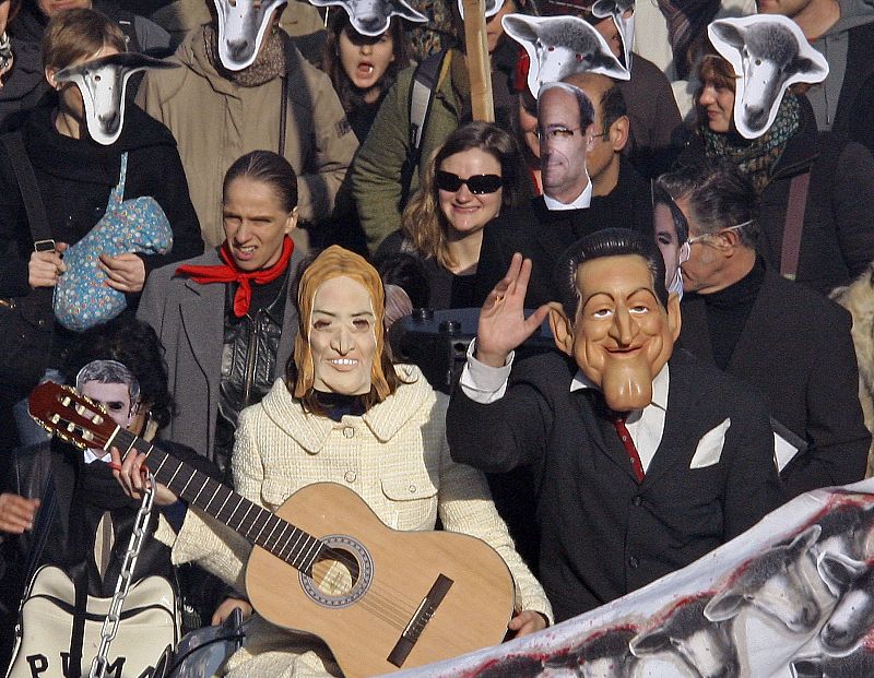 En las protestas de Marsella no han faltado caretas del presidente francés, Nicolás Sarkozy y de la primera dama, Carla Bruni.