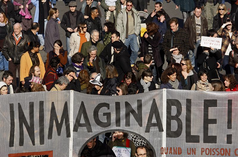 Tras un cartel que reza la palabra "inimaginable", cientos de personas protestan en la marcha convocada en Marsella.