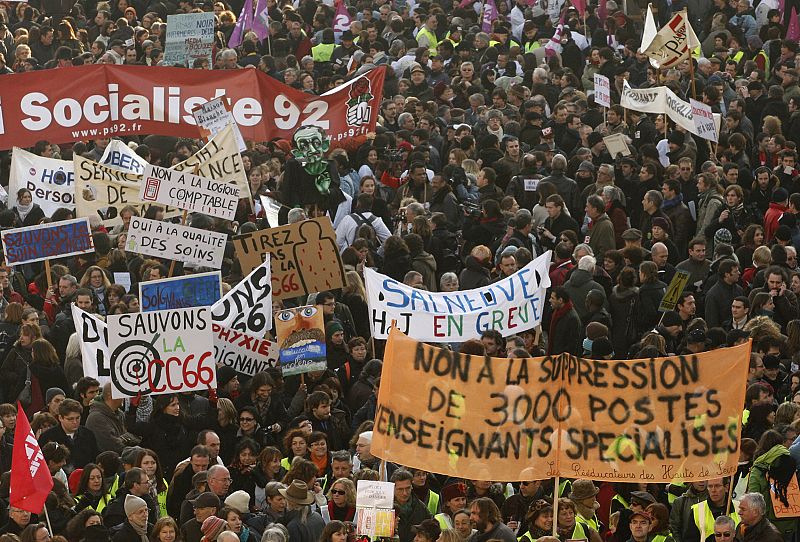 Miles de personas han salido a las calles de París para protestar en la primera huelga general de la era Sarkozy.
