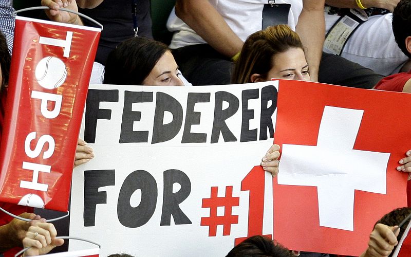 Varios seguidores animan al suizo para que vuelva al trono del tenis.