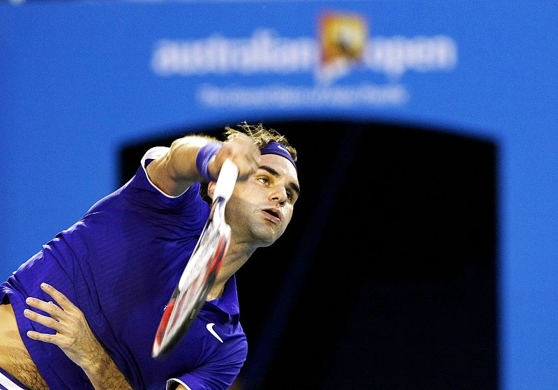 Federer devuelve una bola imposible al mallorquín.