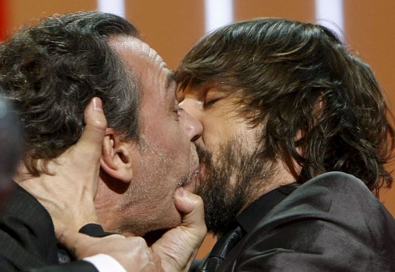 Besos en la ceremonia de los Goya