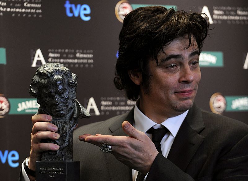 Del Toro posa con su premio