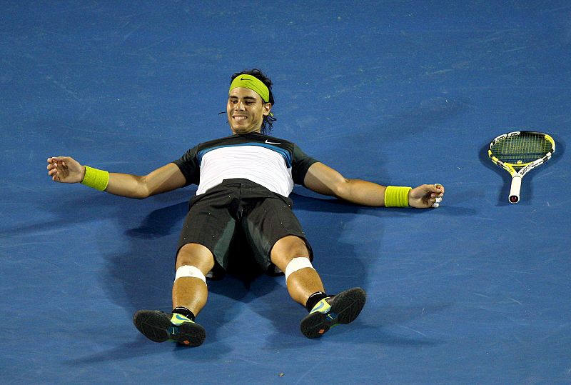 Como en Wimbledon, Nadal se tiró al suelo después de batir a Federer en otro épico encuentro, que se resolvió en cinco sets y más de cuatro horas de vibrante encuentro