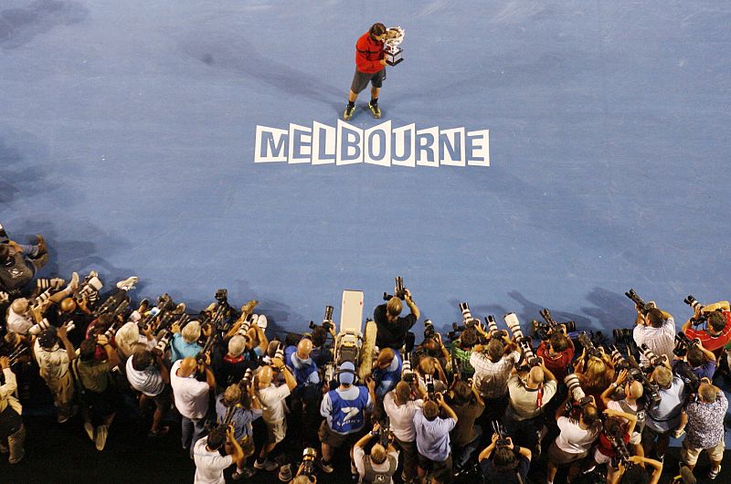 Un partido Nadal-Federer es todo un espectáculo deportivo y mediático. La prensa inmortalizó al ganador con su trofeo.
