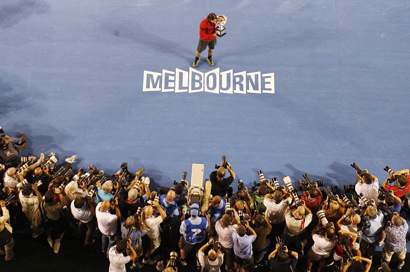 Un partido Nadal-Federer es todo un espectáculo deportivo y mediático. La prensa inmortalizó al ganador con su trofeo.