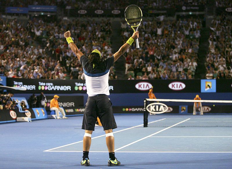 Más cerca del cielo, Nadal alza los brazos celebrando su triunfo en la final del Abierto de Australia