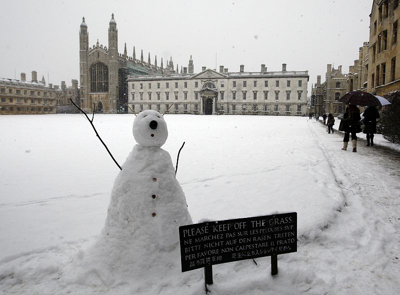 Un muñeco de nieve en frente del Kings College en la ciudad de Cambridge, al este de Londres