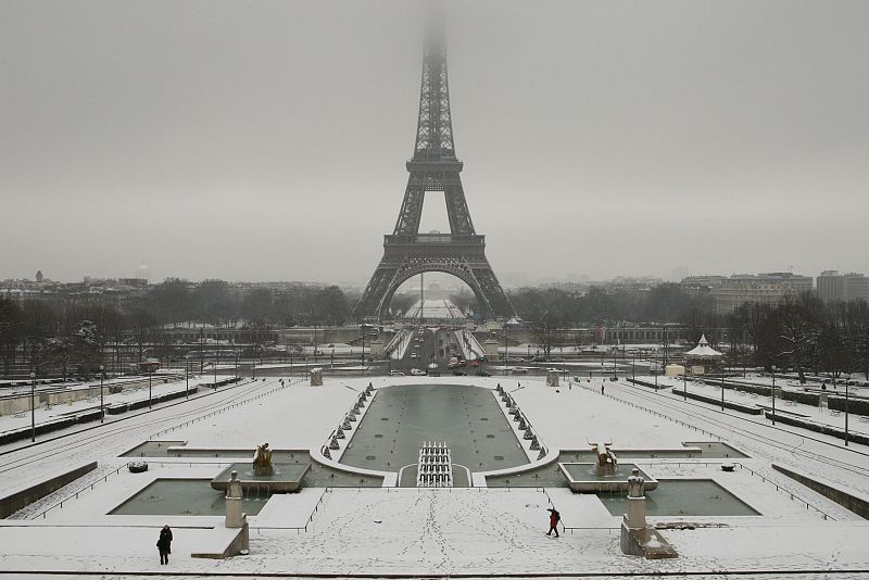 Vista general de la Torre Eiffel en París prácticamente blanca por la nieve