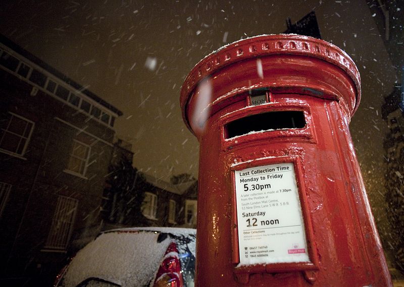 La nieve cae sobre un poste de correo en Fulham, al oeste de Londres