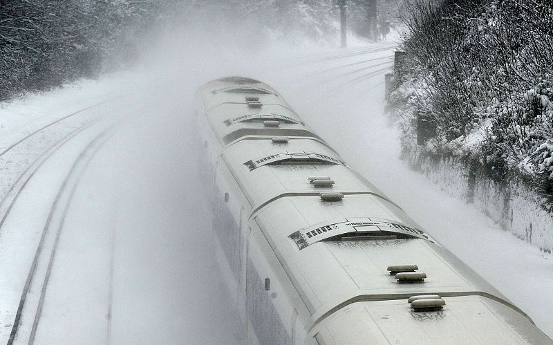 Un tren circula entre la nieve en el sur de Inglaterra.