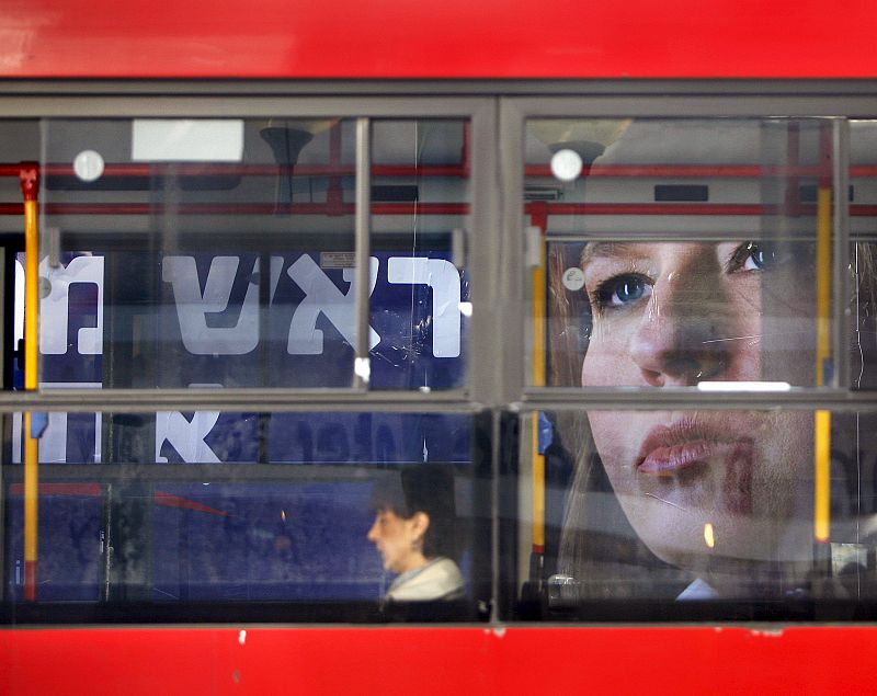 UN AUTOBÚS PASA JUNTO A UN CARTEL ELECTORAL DE LA LÍDER DEL PARTIDO KADIMA