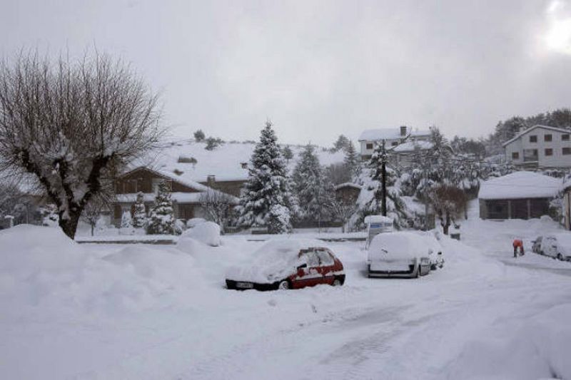 En Navarredonda de Gredos (Ávila), a 1.565 m. de altura, se han acumulado unos 80 cm. de nieve.