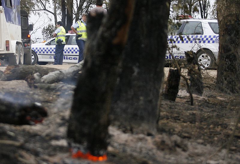 El fuego sigue vivo debajo del suelo en muchas de las zonas afectadas por los intensos incendios.