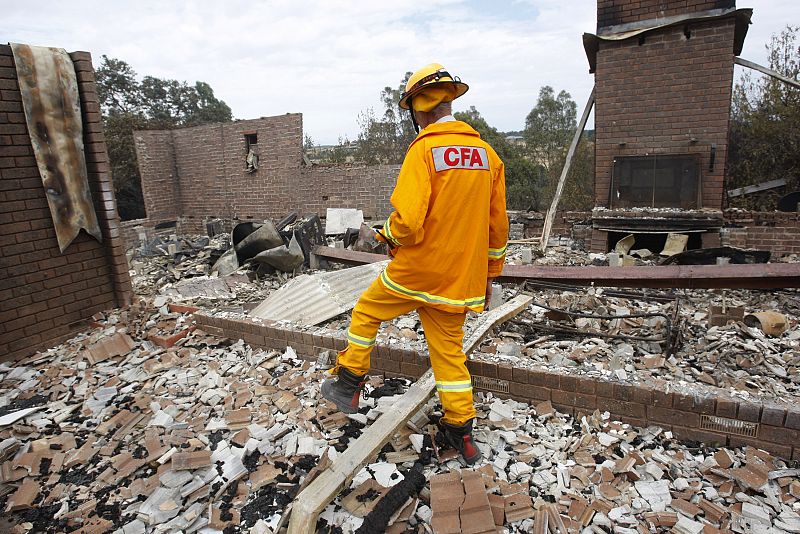 La labor de los bomberos está siendo vital para sofocar el fuego, aunque las autoridades han ordenado al Ejército que salga a la calle para auxiliar a los ciudadanos.