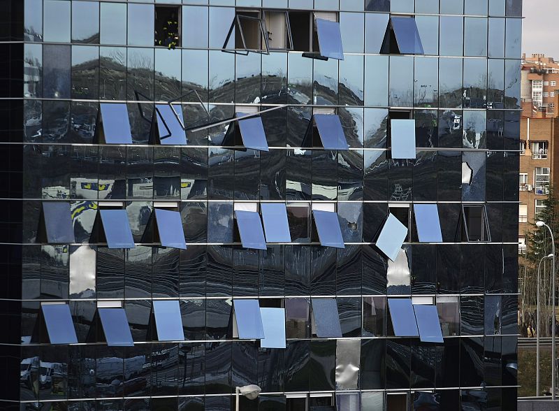 Detalle de los daños causados por la explosión en los cristales de uno de los edificios del Campo de las Naciones de Madrid.