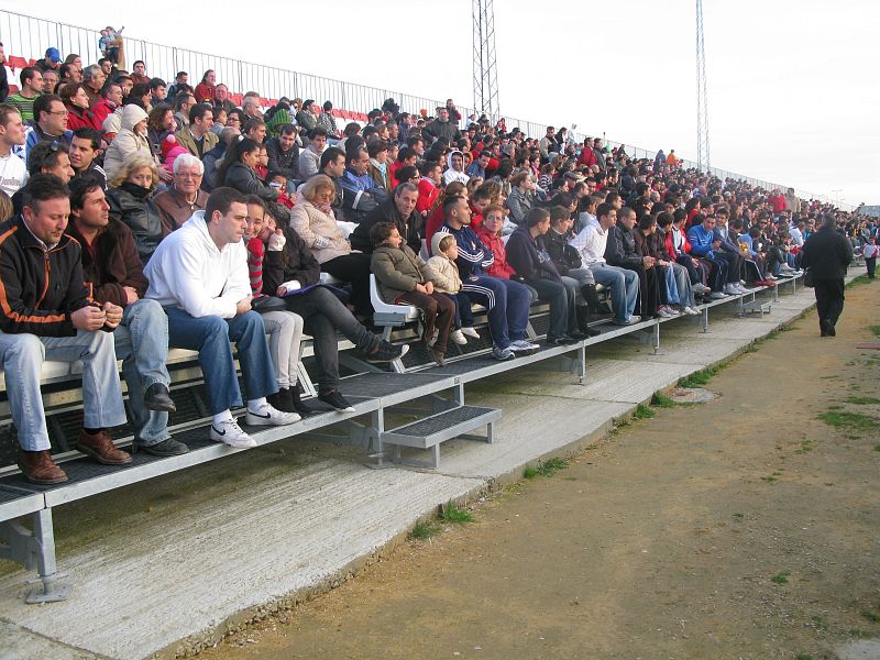 No cabía un alfiler en las gradas del primer entrenamiento que ha realizado la selección tras su llegada a Sevilla.