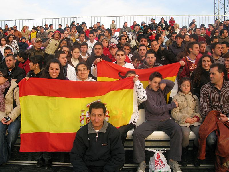 Muchos de los aficionados han acudido al primer entrenamiento del equipo de Vicente del Bosque con banderas de España.