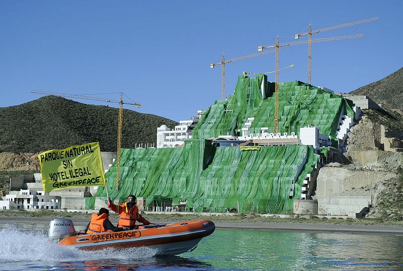 ACTIVISTAS DE GREENPEACE CUBREN CON TELA EL HOTEL ALGARROBICO Y PIDEN DERRIBO