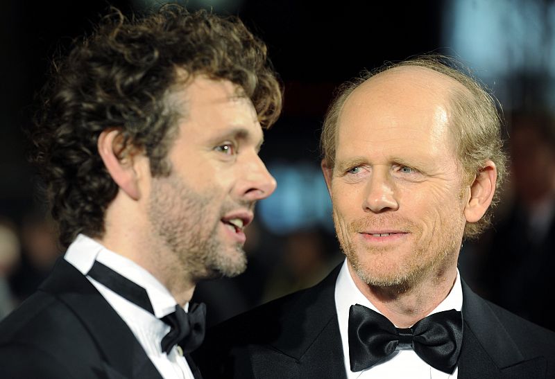 Ron Howard charla con el actor británico Michael Sheen, durante el estreno mundial de 'Frost contra Nixon'.