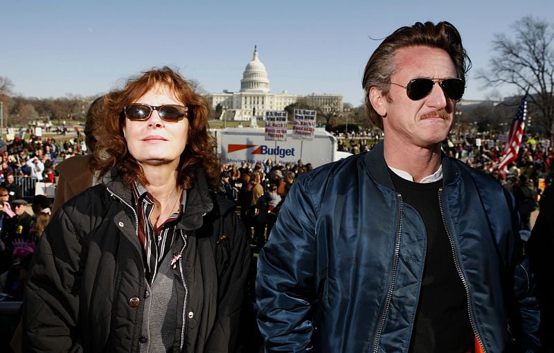 Penn junto a la actriz Susan Sarandon en un acto de protesta por la invasión estadounidense en Iraq.