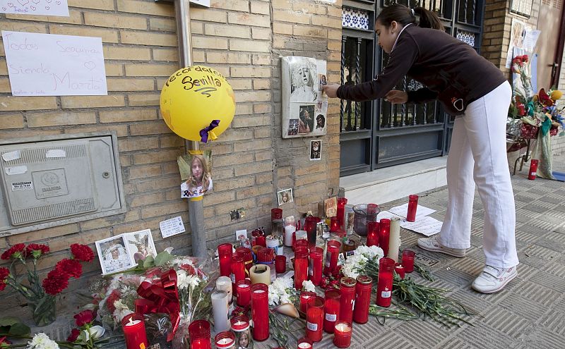 EL PORTAL DE LA ASESINADA AMANECE CON VELAS MIENTRAS SE REANUDA SU BÚSQUEDA